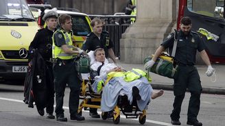 Útok před britským parlamentem už má čtyři oběti a dvacet zraněných