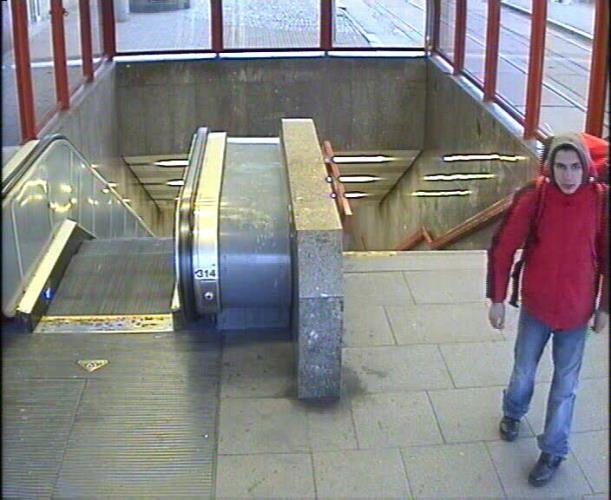 Agóč zaútočil letos 12. března kolem půl osmé ráno ve stanici Invalidovna, kam přijel v posledním vagónu metra.