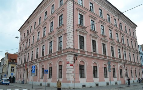V této budově českobudějovického magistrátu k napadení došlo.