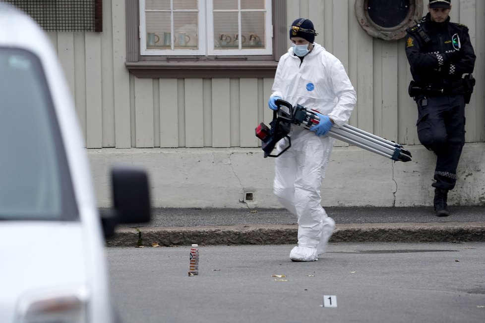 Útočník ozbrojený lukem a šípy v norském městě Kongsberg zabil několik lidí.