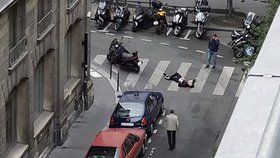 Útočník v Paříži pobodal pět lidí, jednoho zabil a utíkal. Policisté ho zastřelili.