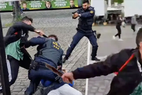 Šílený útok v centru města: Násilník pobodal několik lidí včetně policisty