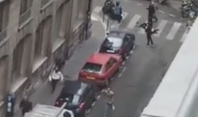 Útočník v Paříži bodal do lidí, policie ho zneškodnila.