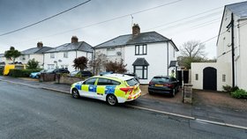 Policie na pozemku, kde se událost stala.