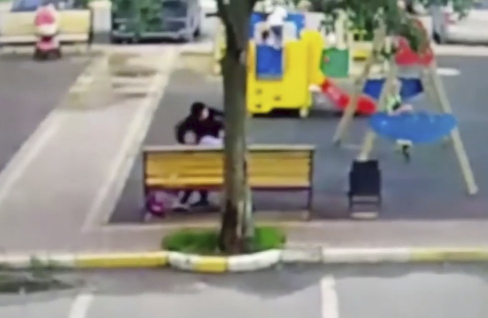 Hrůzostrašné video z Ruska: Muž tu na dětském hřišti ubodal exmilenku (27).