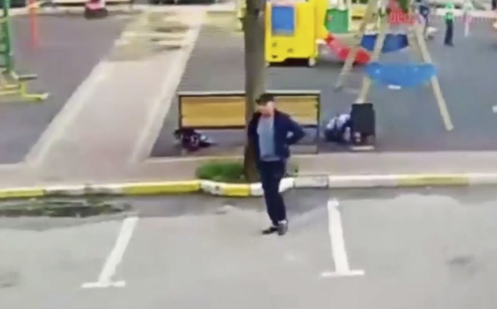 Hrůzostrašné video z Ruska: Muž tu na dětském hřišti ubodal exmilenku (27).