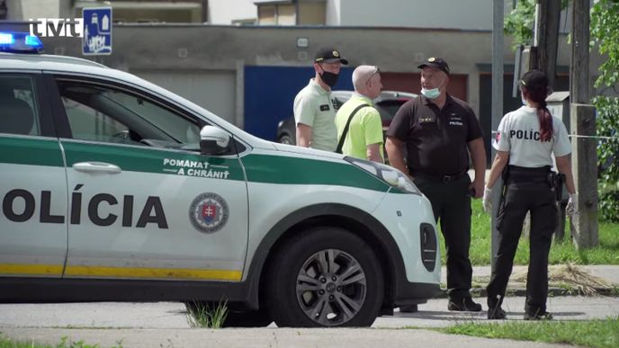 Tragédie na základní škole ve Vrútkách. Muž tam zaútočil na ředitelku, zástupce i žáky s nožem. Na místě zůstali dva mrtví. 