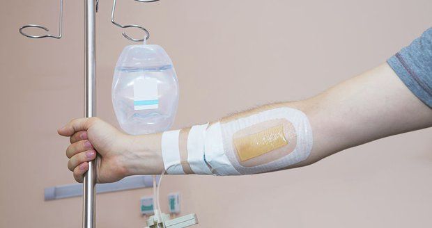 Brutální útok v nemocnici: Pacient v kómatu zemřel po ranách stojanem na infuze!