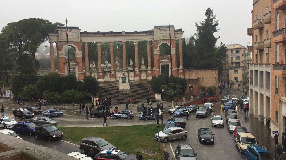 Pohled na situaci po střelbě v italském městě Macerata