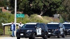 Při útoku v synagoze u San Diega zemřela žena, další lidi útočník zranil (28. 4. 2019)