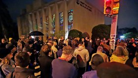 Při útoku v synagoze u San Diega zemřela žena, další lidi útočník zranil. Oběti uctilo i shromáždění v Pittsburghu (28. 4. 2019)