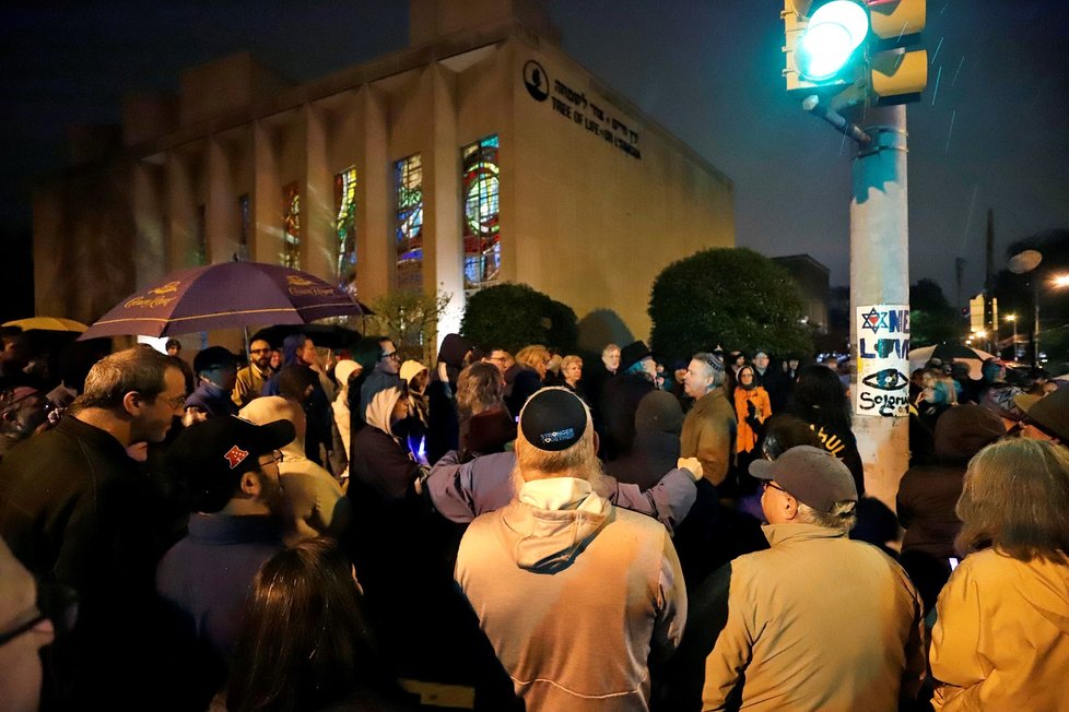 Při útoku v synagoze u San Diega zemřela žena, další lidi útočník zranil. Oběti uctilo i shromáždění v Pittsburghu (28. 4. 2019)