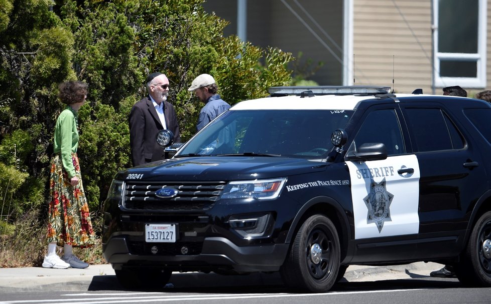 Při útoku v synagoze u San Diega zemřela žena, další lidi útočník zranil (28. 4. 2019)