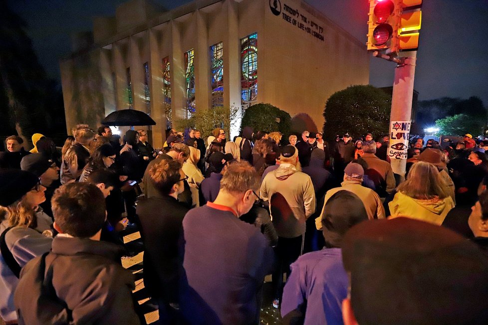 Při útoku v synagoze u San Diega zemřela žena, další lidi útočník zranil. Oběti uctilo i shromáždění v Pittsburghu (28. 4. 2019)