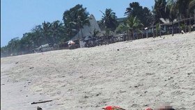 Na pláži zůstalo nehybně ležet několik zakrvácených těl.