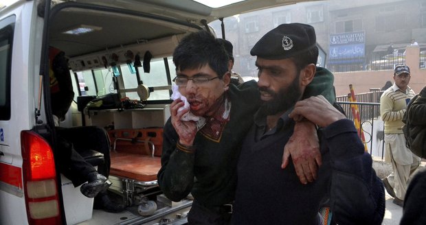 Teroristický masakr ve škole: Tálibánci zabili přes 100 dětí!