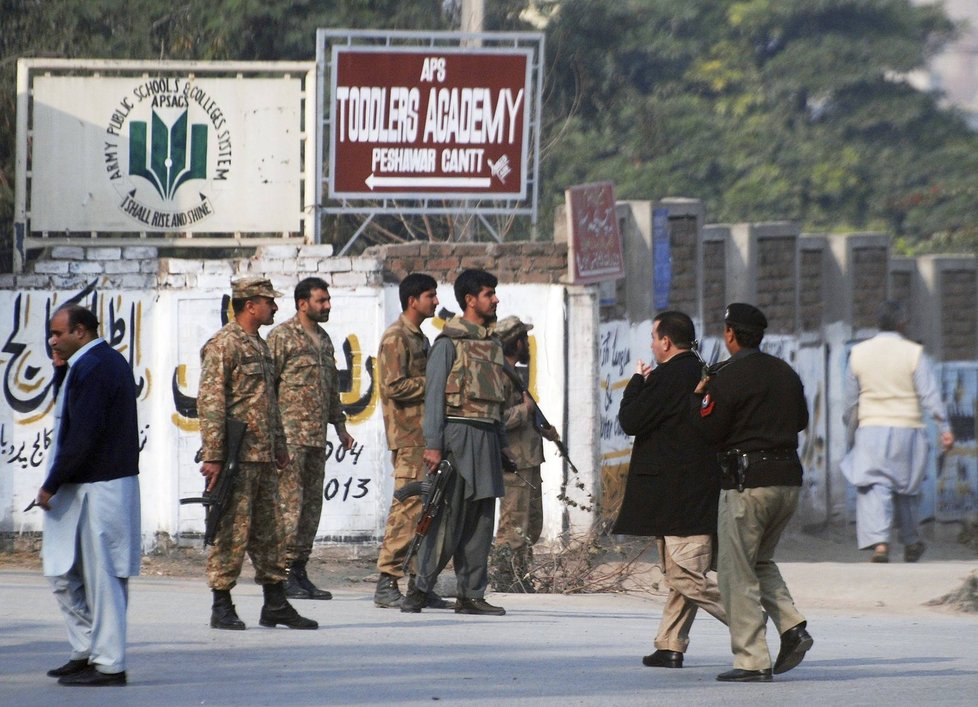 Tálibán obsadil školu v Pákistánu - zabili desítky dětí!