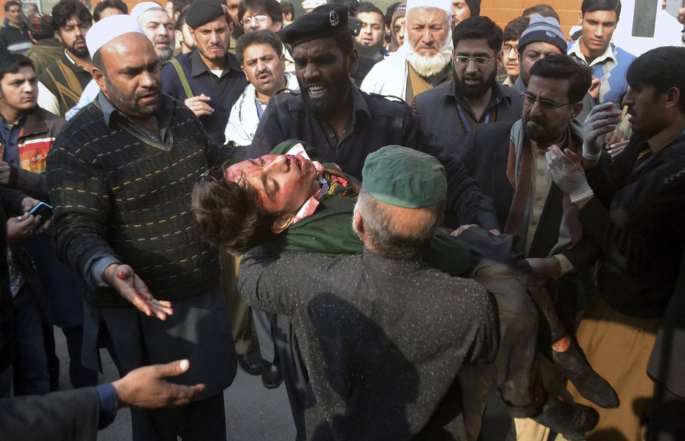 Talibán obsadil školu v Pákistánu - zabili desítky dětí!