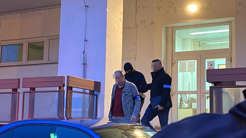 Devatenáctiletého studenta, který zaútočil mačetou na učitele na pražském učilišti, vedou kriminalisté. (31. března 2022)