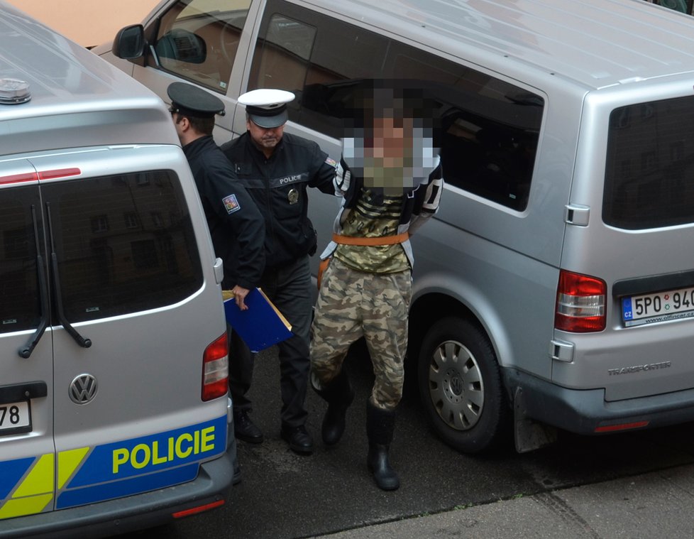 Tři chovanci (16 až 17) z terapeutického zařízení Medvědí Kámen se pokusili zavraždit vychovatele, chtěli utéci.