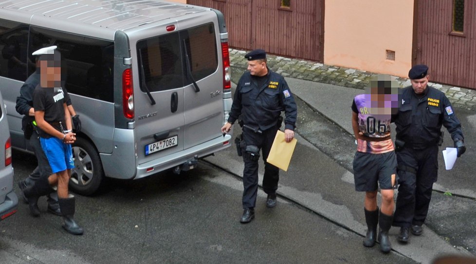 Tři chovanci (16 až 17) z terapeutického zařízení Medvědí Kámen se pokusili zavraždit vychovatele, chtěli utéci.