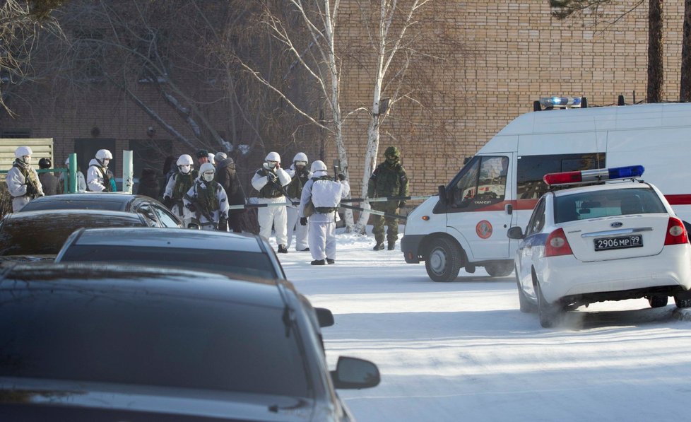 Podle moskevského rozhlasu byl útočník členem uzavřené skupiny na jedné ze sociálních sítí a byl možná napojen na dva výrostky, kteří podobný čin provedli v pondělí v uralském Permu.