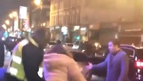 Agresor brutálně napadl ženu před nočním klubem v Londýně.