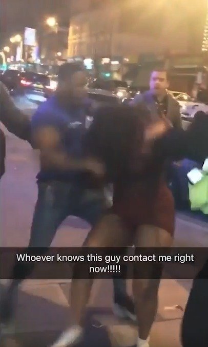 Agresor brutálně napadl ženu před nočním klubem v Londýně.