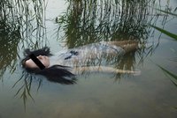 Známou topil ve spacáku v potoku ve Žďáru: Zachránil ji pes! Násilník si odsedí 14 let