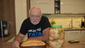 Vlastimil Mikulčák ukazuje specialitu.  Utopence a bílý chléb.