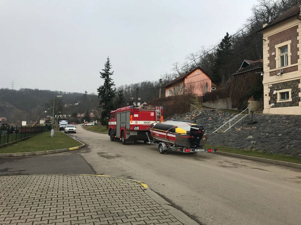 V pátek ráno vytahovali hasiči z Vltavy mrtvé tělo.