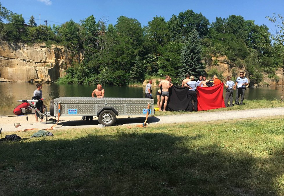 Vedra v Plzni mají první oběť: V Košuteckém jezírku se utopil muž.