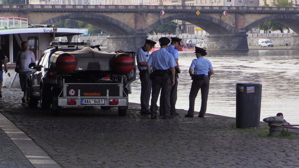 Ve středu krátce před polednem z Vltavy potápěči vytáhli tělo utopeného člověka. Policie případ vyšetřuje.