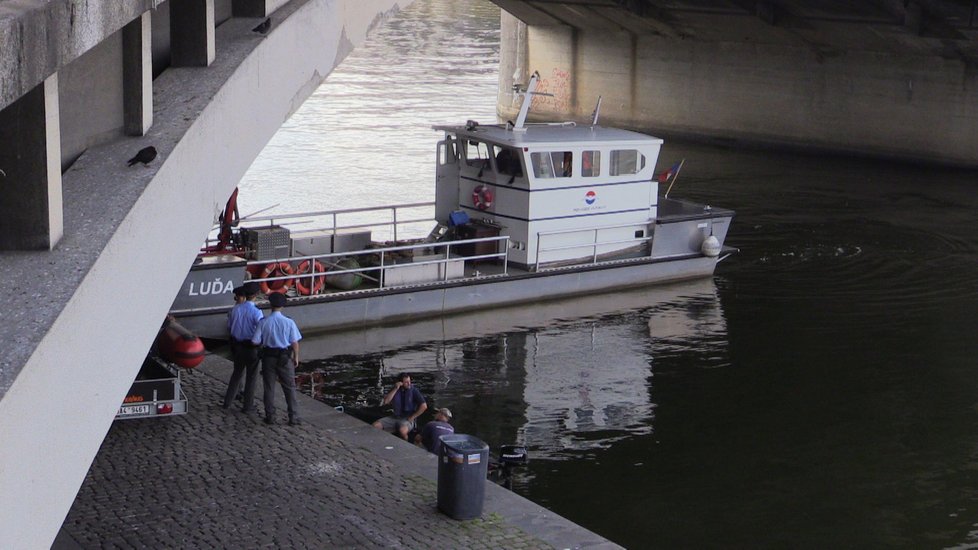 Ve středu krátce před polednem z Vltavy potápěči vytáhli tělo utopeného člověka. Policie případ vyšetřuje.