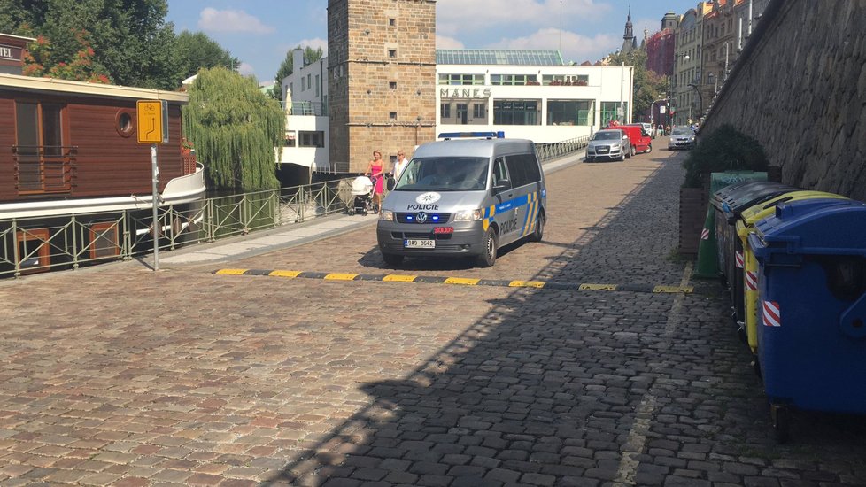 Ve středu krátce před polednem z Vltavy potápěči vytáhli tělo utopeného člověka. Policie případ vyšetřuje.