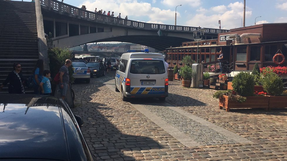 Ve středu krátce před polednem z Vltavy potápěči vytáhli tělo utopeného člověka. Policie případ vyšetřuje.