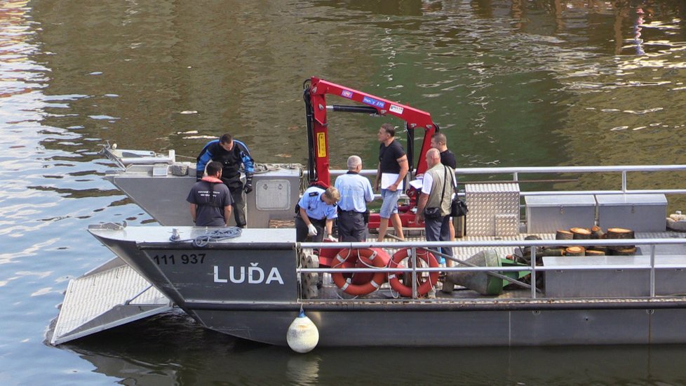 Ve středu krátce před polednem z Vltavy potápěči vytáhli tělo utopeného člověka. Policie případ vyšetřuje.