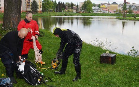 Tělo bezdomovce Petra Jeden se utopil! museli z rybníku vytáhnout policejní potápěči.
