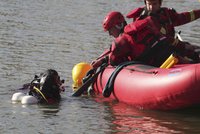 V teplickém lomu zmizeli potápěči: Na místo vyrazili experti z Brna