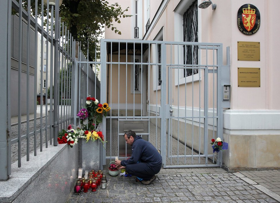 Norská ambasáda v Polsku: Lidé pokládají květiny za oběti