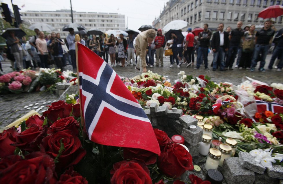 Na hlavním náměstí v Oslu lidé truchlí