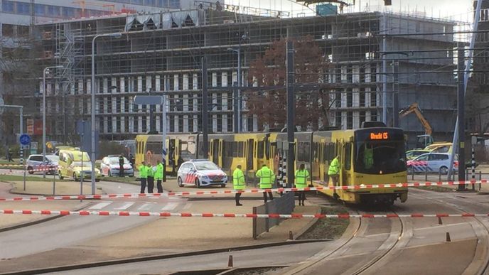 Útočník střílel v tramvaji v nizozemském Utrechtu. Zranil několik lidí a uprchl