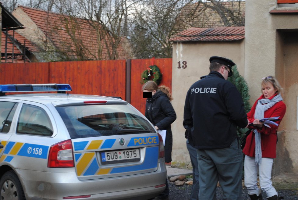 Majitelka psích zabijáků nastupuje do policejního auta