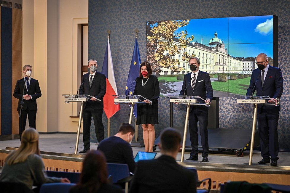 Tisková konference tří nových ministrů bez portfejí: Michal Šalomoun (Piráti) jako šéf legislativy, ministryně pro vědu a výzkum Helena Langšádlová (TOP 09), premiér Petr Fiala (ODS) a ministr pro evropské záležitosti Mikuláš Bek (za STAN) (18.12.2021)