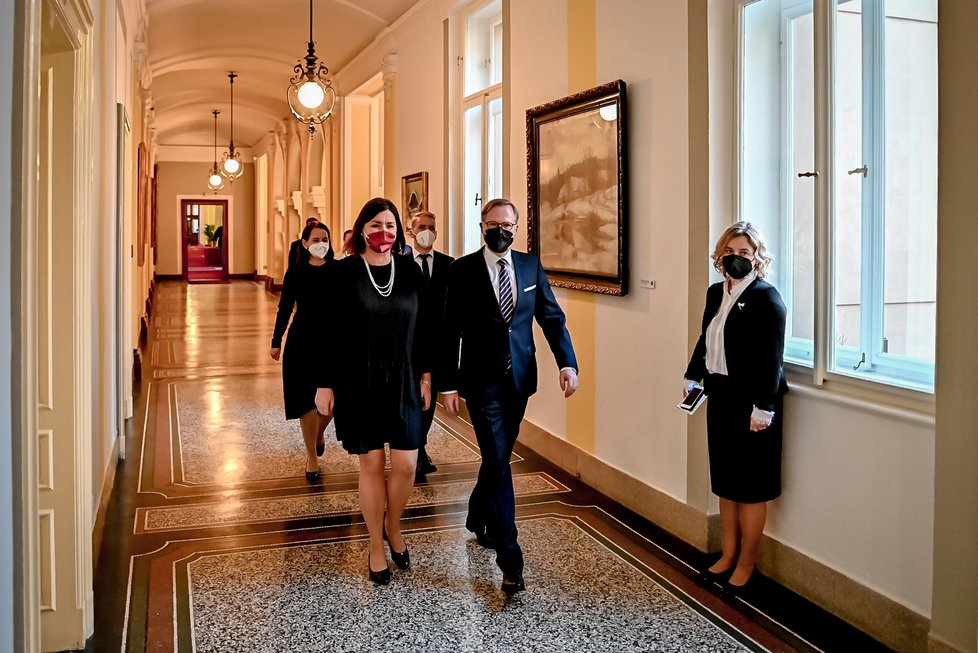 Uvádění ministrů do úřadu: Ministryní pro vědu a výzkum se stala Helena Langšádlová (TOP 09), ministrem pro evropské záležitosti Mikuláš Bek (za STAN; 18. 12. 2021).