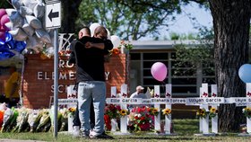 Lidé truchlí po střelbě na základní škole v Uvalde v Texasu