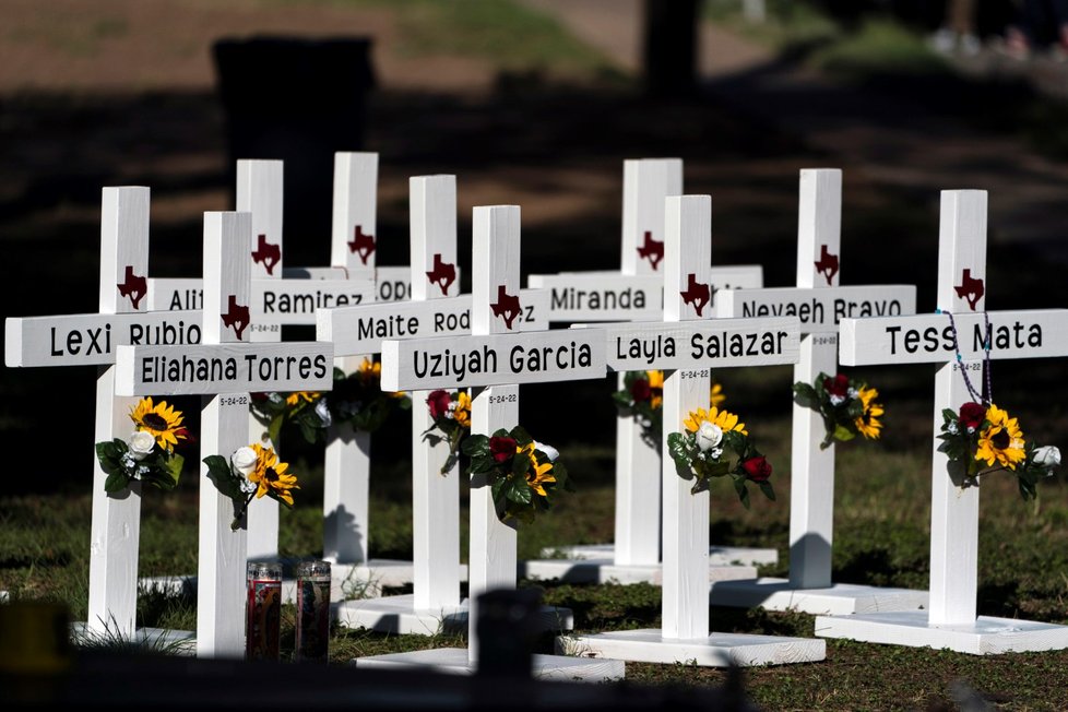 Lidé truchlí po střelbě na základní škole v Uvalde v Texasu