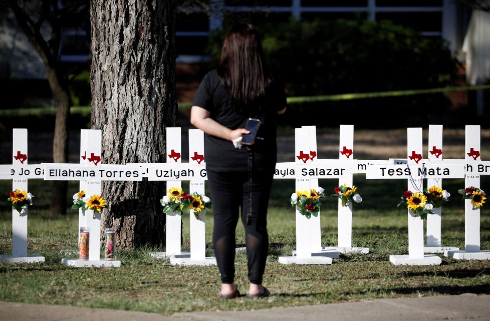 Lidé truchlí po střelbě na základní škole v Uvalde v Texasu