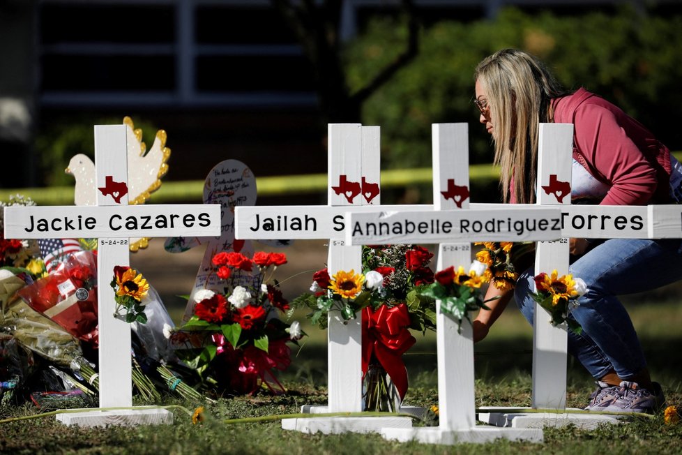 Lidé truchlí po střelbě na základní škole v Uvalde v Texasu