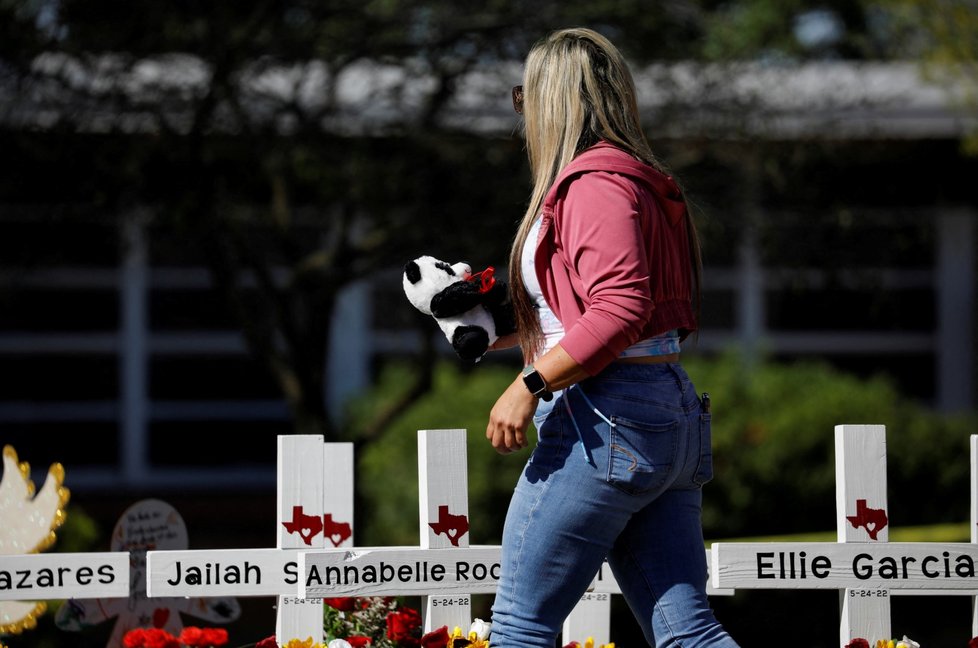 Lidé truchlí po střelbě na základní škole v Uvalde v Texasu.